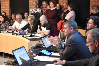 Borgmester Ib Lauritsen indleder et budgetmøde med historisk stor tilslutning. ?Foto: Steen Hebsgaard