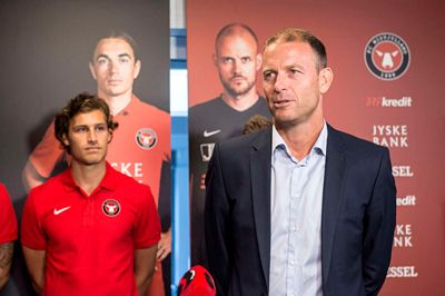 FCM præsenterede ny cheftræner 12. juli 2015. Det blev Jess Thorup, der dukkede op ved træningsanlægget i Ikast, mens en ung Erik Sviatchenko kiggede på. Thorup kom fra en stilling som U21-landstræner og fik FCM-jobbet, da Glen Riddersholm stoppede. Foto: Jørn Deuleran