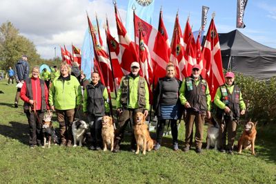 På billedet ses fra venstre Helena Damholdt, Conny Damholdt, Birthe Sloth, Ole Kaas Andersen, Lena Thisted, Egon Gindler og Lone Gindler. Og alle deres hunde ... ?Foto: Privat