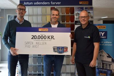 I forbindelse med en landsdækkende konkurrence fra Jotun Danmark kunne Farvehuset Ikast forleden overrække en af forretningens kunder en gavecheck på 20.000 kroner til udvendig Demidekk-maling. - Vi er glade for at sælge Demidekk-produkter, der er udviklet i Norge. Vi er derfor sikre på, at vi får en tilfreds og kvalitetsbevidsthed kunde, udtaler indehaver Lorentz Gadeberg . På billedet overrækker Søren Klavsen, Jotun Danmark (tv.) og indehaver hos Farvehuset Ikast, Lorentz Gadeberg (th.) gavecheck på 20.000 kr. til Søren Nielsen.