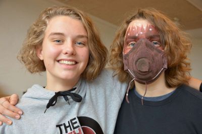 Maja Fjord Kristensen (tv) glæder sig til at se, hvordan publikum vil tage imod deres forestilling, mens Rosa Bundgaard-Laursen bag masken, øver sig i at være Fyrst Vultus i stykket. ?Foto: Privat