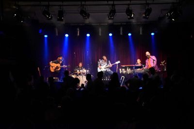 Den Røde Tråd optrådte fornylig i Bakkehuset med Shu-Bi-Dua musik. Nu vender de tilbage med Kim Larsen-hits. Foto: Steen Hebsgaard