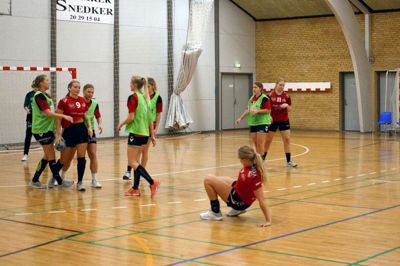 Der blev gået til den. Her er Sarah Holm (9) på stregen, mens Sofie Baltser (4) er en tur i gulvet.