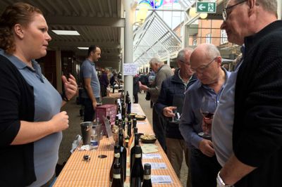 Ditte Sylvester fra Masa Wine giver gode råd - og prøvesmagninger. I baggrunden gemalen Steven Sylvester. ?Foto: Steen Hebsgaard