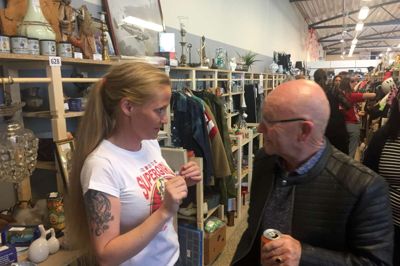 Mette havde travlt i butikken på åbningsdagen lørdag og fik sig en god snak med de mange kunder. Foto: Steen Hebsgaard