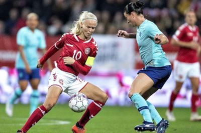 Landsholdsanføreren Pernille Harder her i kamp for Danmark mod Holland. Foto: Henning Bagger/Ritzau Scanpix