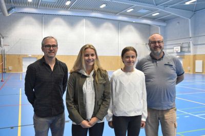 Skoleleder Bo Holm Nielsen (tv) og sportskoordinator Thomas Skifter Bertelsen flankerer to af de unge idrætstalenter, Olivia Møller Holt og Laura Mølsted, der begge spiller fodbold. ?Foto: Steen Hebsgaard