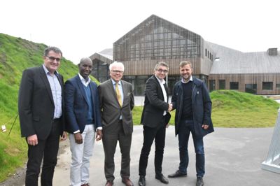 Fra overrækkelsen i denne uge står de involverede parter her på multibanen. Fra venstre formand for Ikast Sparekasses legat, Palle Høj, skoleleder Ricardo Passo, skoleformand Niels L. Thygesen, formand for ejendomsselskabet, Søren From, og filialdirektør Thomas Hammelev Larsen. ?Foto: Steen hebsgaard