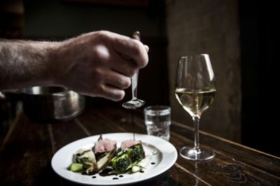De seneste tre år er omsætningen i danske restauranter steget 20 procent, men alligevel har branchen sværere ved at tjene penge. Det gælder særligt de mindre restauranter. Foto: Anne Bæk/arkiv/Ritzau Scanpix