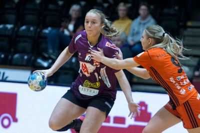 HIH-talentet Emilie Bodholdt Steffensen, der er fra Bording, er indtil videre sæsonens største bidragsyder til bødekassen i Herning-Ikast Håndbold.? Foto: Tom Laursen