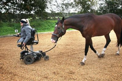 Stinna Tange er født uden ben, men det afholder hende ikke fra at dyrke ridesport. Heller ikke at »gå en tur« med hesten, som foregår på denne måde. ?Foto: Jan Anderschou