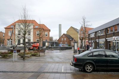 Sådan her vil det komme til at se ud fra Torvet i Brande, når det 320 meter høje tårn og Bestsellerbyen er blevet en realitet. ?Skitse: Ikast-Brande Kommune