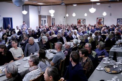 Personalet på Hotel Dalgas havde dækket op til 200 deltagere, men der måtte bæres mange flere stole ind, og flere tilhørere måtte stå langs væggene. Foto: Henrik Ole Jensen