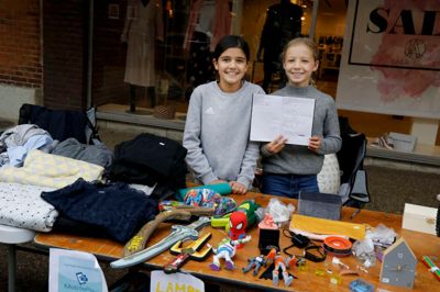 Veninderne 11-årige Elif Dogan og 11-årige Laura Grøndahl havde lørdag godt gang i salget til bøneloppemarkedet i Strøgcentret. Navnlig lillebroderens superhelte-figurer var populære. ?Foto: Henrik Ole Jensen