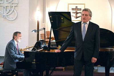 Pianisten Erik Kaltoft ved det nye flygel i Ikast Kirke og barytonen Morten Frank Larsen gav en forrygende koncert i aftes. Foto: Marianne Brink