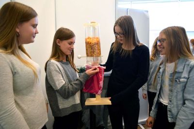 De fire piger fra 7. A på Hyldgårdsskolen vil reducere brugen af emballage ved at lave "foderautomater" i supermarkederne. Så tager man sin egen pose med og vejer af, hvad man skal bruge. Fra Venstre Lærke Secher Jørgensen, Amailie Vad Breinholt Andersen, Julie Koch Olesen og Amalie Schrøder Assentoft. Foto: Laila Kempel