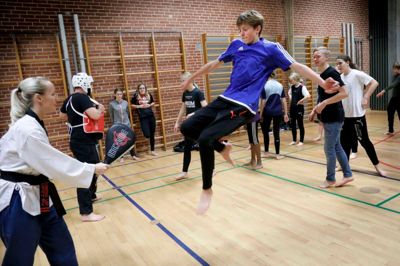 Ikast Nordre Skole har hevet psykoterapeut og eks-landsholdskæmper Christina List ind som taekwondo-underviser i denne uge. Simon Amstrup Hansen giver hende et flyvespark.? Foto: Henrik Ole Jensen