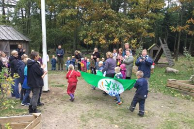 Det grønne flag på vej mod flagstangen, hvor det nu for femte gang vajer over Naturbørnehaven og -vuggestuen ved friskolen i St. Thorlund. ?Privatfoto