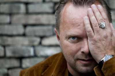 Søren Krogh - sangskriver, musiker og sanger giver en hjemmekoncert i laden hos kulturudvalgsformand Helle Mathiasen ? Foto: PR-foto