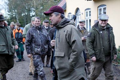 Konge-jagt i Gludsted Plantage. Her er kronprinsen på vej ud på jagten efter parolen. Til venstre for ham ses borgmester Ib Lauritsen, Ikast-Brande Kommune. ?Foto: Henrik Ole Jensen