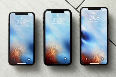 Richard Drew/Ritzau Scanpix. Apple har ikke registreret en stærk efterspørgsel på de tre nye modeller af iPhone. Fra venstre ses modellerne XS, XR og XS Max.