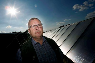 Isenvad har fået et solvarmeanlæg, som Energi-formand, Bjarne Andersen, her ses ved. Nu skal Bording have en stor varmepumpe. ?Foto: Henrik Ole Jensen