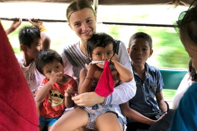 Emilie Ærbo Mortensen oplevede nød og fattigdom på nærmeste hold da hun besøgte et børnehjem i Thailand. Børnene blev glade for hendes gaver, og hun blev nærmest overvældet over deres kærlighed. ?Foto: Privat
