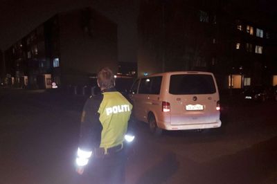 Kampklædte betjente afspærrede tirsdag eftermiddag og aften et område omkring Valdemarsvej på Holtbjerg efter en melding om, at en mand havde båret et gevær op i sin lejlighed.? foto: palle heering nielsen
