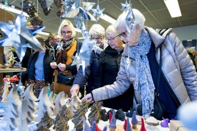 Årets julebasar var igen et stort hit for Ikast Kirkecenter, der serverede julehyggen blandt andet med fine hjemmelavede dekorationer.? Foto: tom Laursen