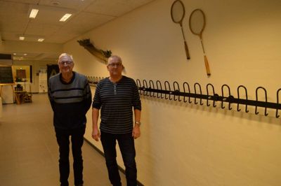 Formanden for Bording Hallen Villy Christensen og centerleder Flemming Hansen foran den mindevæg, som man gerne vil have endnu flere effekter til. ?Foto: Flemming Thulstrup
