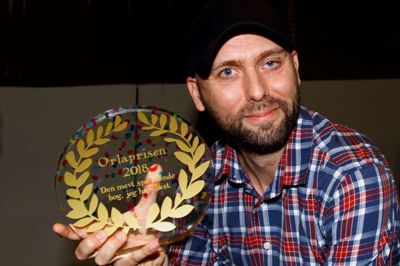 En glad Peter Krogholm med sin vinderpris. ?Foto: Presse