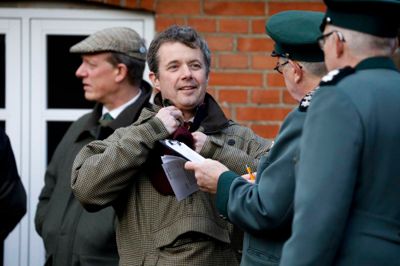 Det var en veloplagt kronprins Frederik, der torsdag morgen bød på kongejagt i Gludsted. Det var hans anden i skoven. Vejret var i øvrigt perfekt. Lidt lunt efterårsvejr, og tørt. Her får han en snak med kongelig jægermester, Jens Bjerregaard Christensen og skovrider Poul Ravnsbæk. Foto: Henrik Ole Jensen