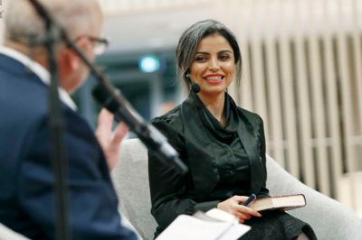 Chefredaktør Steen Hebsgaard fra Mediehuset Ikast-Brande var interviewer ved det offentlige møde med Sara Omar. ?Foto: Tom Laursen