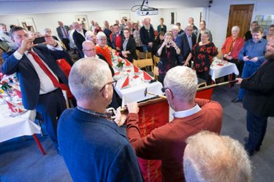 De obligatoriske søm slås i fanen. Her filmet af partiets næstformand, Mogens Jensen. ?Foto: Tom Laursen
