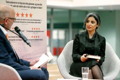 Sara Omar i samtale med redaktør Steen Hebsgaard om sn bog: Dødevaskeren på Hjertet i Ikast ?Foto: Tom Laursen