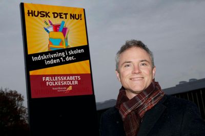 Husk at få tilmeldt ungerne i børnehaveklassen! Sådan lyder beskeden fra Ikast-Brande Kommune og skoleleder Peter Hatting fra Ikast Østre Skole, som her er foran oplysningstavlen på Jyllandsgade i den sydlige del af Ikast.