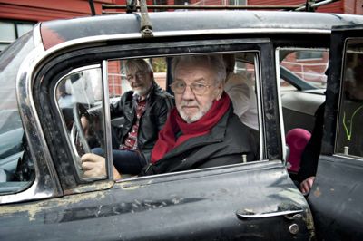 Jens Nørgaard Larsen/Ritzau Scanpix. Morten Grunwald, Henning Sprogø og Jes Holtsøe tog en køretur i Olsen Bandens gamle bil, som for nylig blev gjort i stand igen. (Arkivfoto)