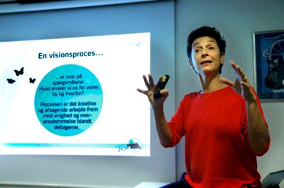 Planlægger fra Ikast-Brande Kommune Jeanette Ishi Lehn fremlagde de idéer og planer, der siden foråret er kommet fra borgere og embedsfolk for udviklingen af Ejstrupholm. ?Foto: Henrik Ole Jensen