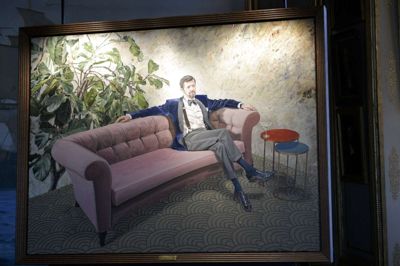 Keld Navntoft/Ritzau Scanpix. - Hvis man var lidt fræk, kunne man sætte sig ved siden af ham, sådan som han sidder med armen, siger kunstkritikeren Trine Ross efter at Kasper Eistrups portræt af kronprins Frederik blev afsløret fredag på Frederiksborg Slot.