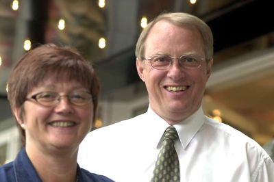 Ikasts tidligere herreekviperingshandler, Hans Jørgen Nielsen vender tilbage i bybilledet som juleassistance i den nye Tøjekspert, der åbner 23. november.