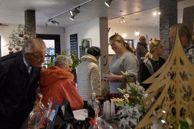 Lise Andersen fra Egeblomster i Bording har gjort det til en traditon at tyvstarte juleræset med en flot udstilling i butikken allerede i november. ? Foto: Laila Kempel