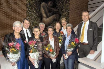 Ikast-Brande Kommune har netop hyldet endnu en flok medarbejdere, der har været med i mange år.
Fra venstre mod højre ses Anne Marie Søgaard Hansen, 40 år på Nordre Skole, borgmester Ib Lauritsen, Bodil Nors pellegrini, 25 år ansat i Job og opkvalificering, Gitte Iversen, 25 år som dagplejer, Vivi Jensen, 25 år ved tandplejen, Karen Kronborg 25 år på Brandlundparken, Jane Topp 25 år på Solbakken, Gitte Jortflod Andreasen, 25 år i Ejstrupholm Børnehave og på fløjen kommunaldirektør Flemming Storgaard. ?Foto: Flemming Staal