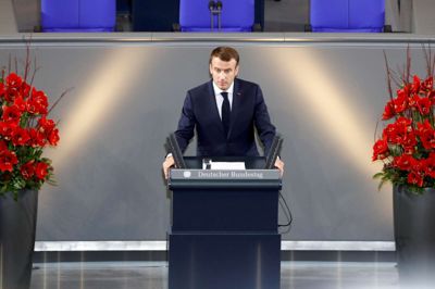 Fabrizio Bensch/Reuters. Frankrigs præsident, Emmanuel Macron, opfordrer til, at der bliver skabt ny dynamik i EU for at forebygge et globalt kaos. Opfordringen blev fremsat i en følelsesladet tale i Forbundsdagen i Berlin, hvor den franske præsident talte på den tyske Volkstrauertag - en årlig mindedag for ofrene for krig, undertrykkelse og voldelige konflikter.
