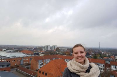 Norske Silje Wolf har kun boet i Ikast i få måneder. Hun er glad for sit nye hjem, men savner flere aktiviteter for unge i byen. Det vil den 19-årige nordmand lave om på. Foto: Philip Horup