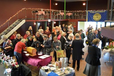 Der var hurtigt fyldt op i Bakkehuset til Soroptimisternes julebazar. ?Foto: Laila Kempel