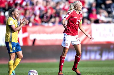 Pernille Harder (til højre) har taget prisen som årets kvindelige fodboldspiller i Danmark de seneste tre år. I år kan hun vinde den igen. Foto: Henning Bagger/Ritzau Scanpix