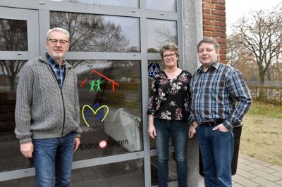Formanden for Frivillighedscentret i Ikast-Brande, Per Villumsen (t.v.), ses her ved en tidligere lejlighed sammen med leder af centret Vibeke Grønskov og den tidligere formand Eddie Sørensen. Per Villumsen glæder sig over den økonomiske opbakning til at styrke arbejdet omkring selvhjælpsgrupper i Ikast-Brande Kommune.