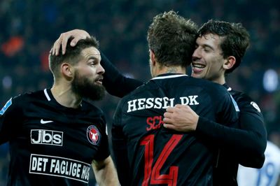 I pokalturneringens fjerde runde, FCM's anden kamp, var FCK på besøg i Herning. »Ulvene« vandt 2-0, og her fejrer Marc Dal Hende (t.v.), Alexander Scholz og Gustav Wikheim ét af målene. ?Foto: Flemming Hansen