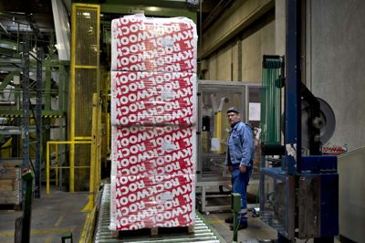 Henning Bagger/Ritzau Scanpix. Produktion af rockwool på fabrikken Rockwool i Ø. Doense ved Hobro. De første ni måneder af 2018 er gået strygende for den danske producent af isolering.