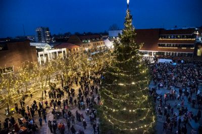 Fredag eftermiddag blev Torvet forvandlet til et smukt lyslandskab. Byens juletræ står nu - forhåbentligt - på pladsen i hele december.? Foto: Tom Laursen
